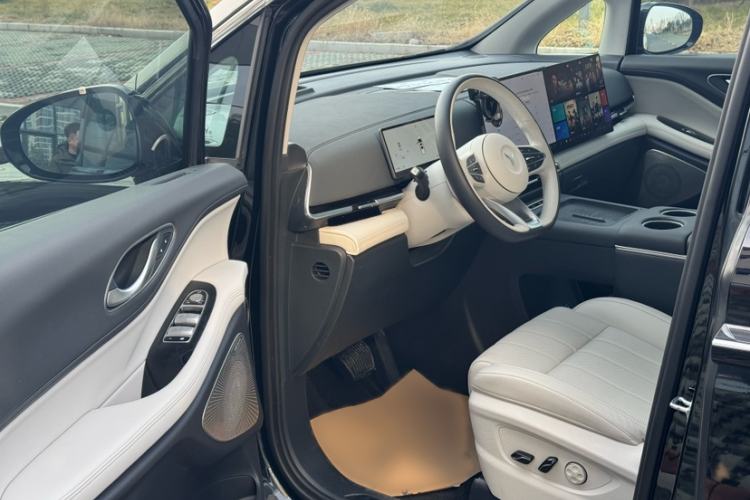 Used VOYAH Dream 2025 EV Four-Wheel Drive Prestige Kunpeng Edition Interior 5