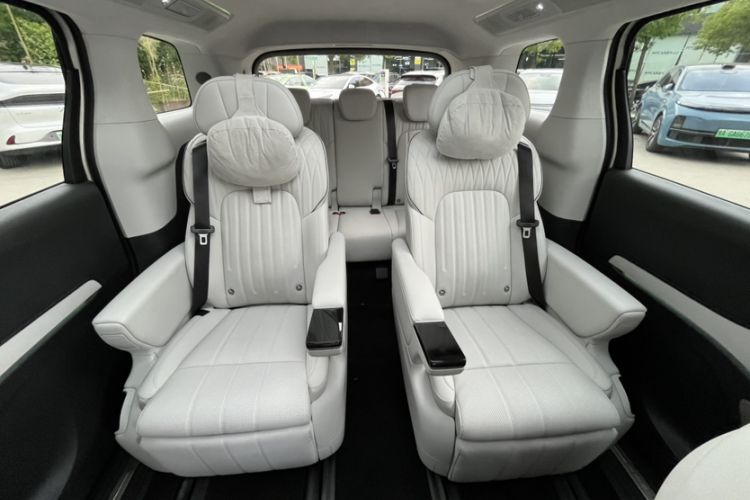 Used VOYAH Dream 2025 EV Four-Wheel-Drive Flagship Qiankun Version Interior 5