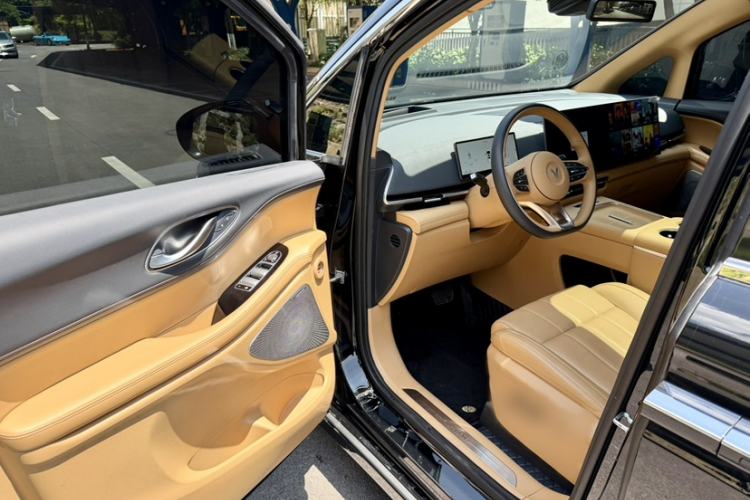 Used VOYAH Dream 2025 EV Four-Wheel Drive Prestige Kunpeng Edition Interior 5