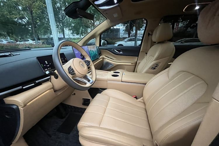 Used VOYAH Dream 2025 EV Four-Wheel Drive Prestige Kunpeng Edition Interior 5