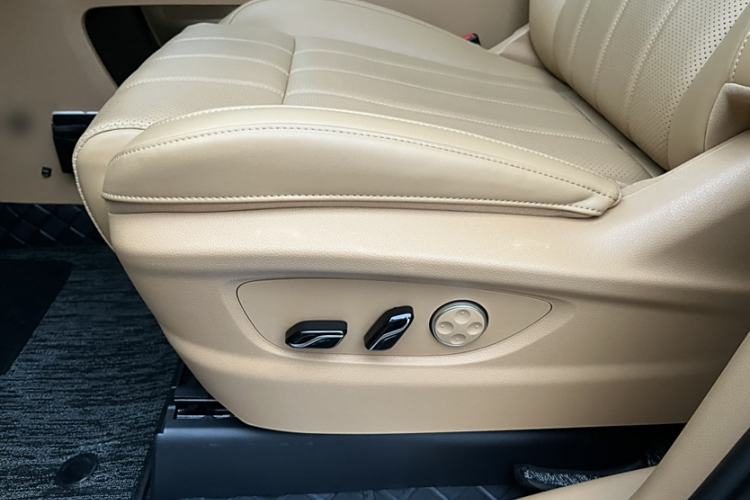 Used VOYAH Dream 2025 EV Four-Wheel Drive Prestige Kunpeng Edition Interior 6