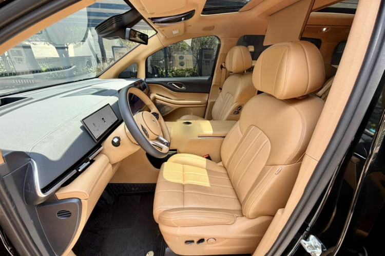 Used VOYAH Dream 2025 EV Four-Wheel Drive Prestige Kunpeng Edition Interior 7