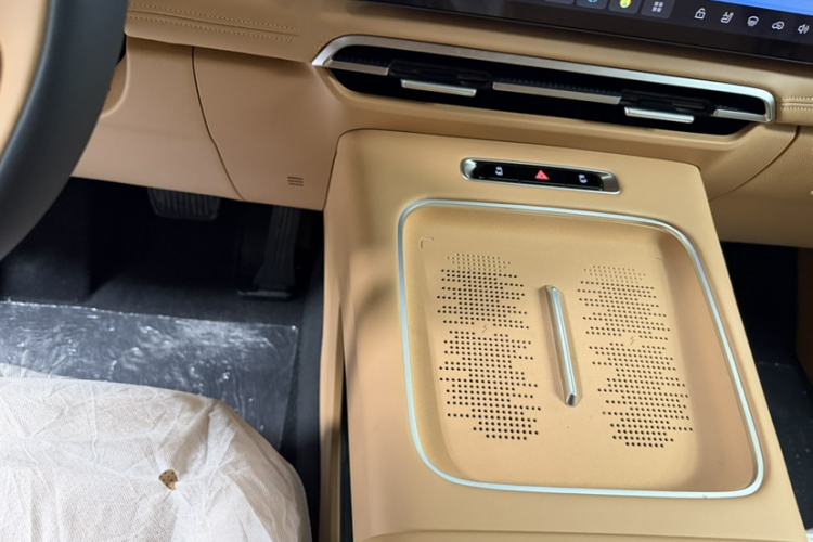 Used VOYAH Dream 2025 PHEV Four-Wheel Drive Excellence Kunpeng Edition Interior 8