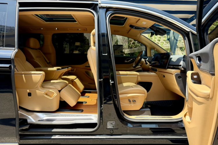 Used VOYAH Dream 2025 EV Four-Wheel Drive Prestige Kunpeng Edition Interior 9