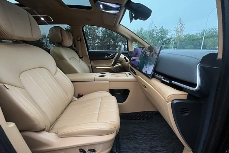 Used VOYAH Dream 2025 EV Four-Wheel Drive Prestige Kunpeng Edition Interior 9