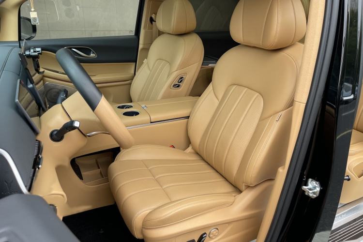 Used VOYAH Dream 2025 EV Four-Wheel Drive Prestige Kunpeng Edition Interior 9