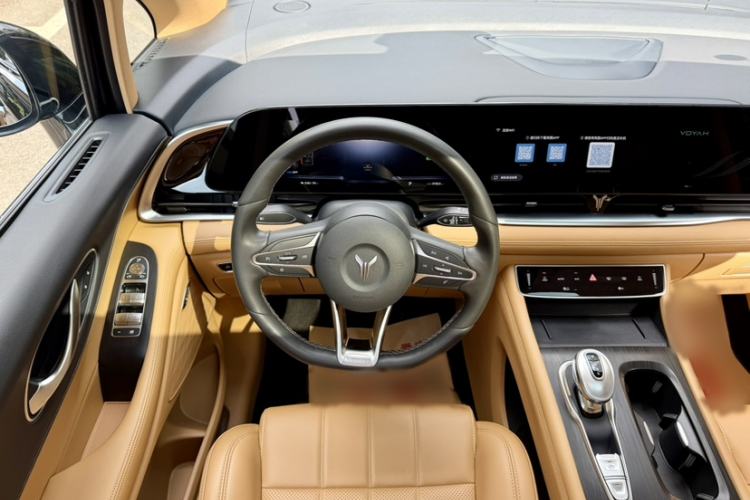 Used VOYAH Dream 2025 EV Long-range Century Edition Interior 9