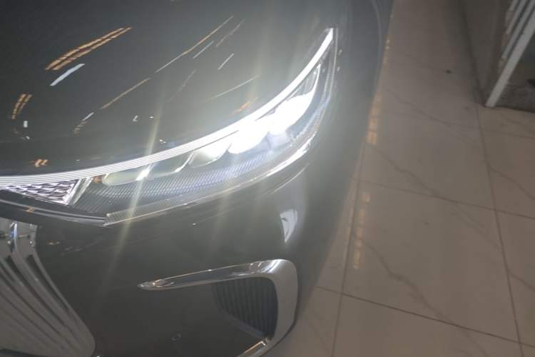 Used VOYAH Dream 2025 PHEV Four-Wheel-Drive Flagship Kunpeng Edition Left Front Headlight