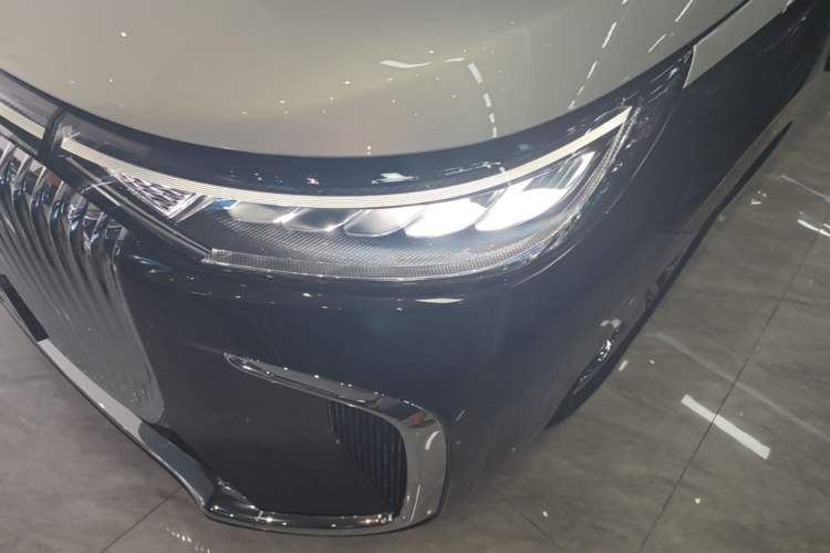 Used VOYAH Dream 2025 EV Four-Wheel-Drive Flagship Qiankun Version Left Front Headlight