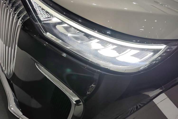 Used VOYAH Dream 2025 PHEV Four-Wheel-Drive Flagship Version – Qiankun Edition Left Front Headlight