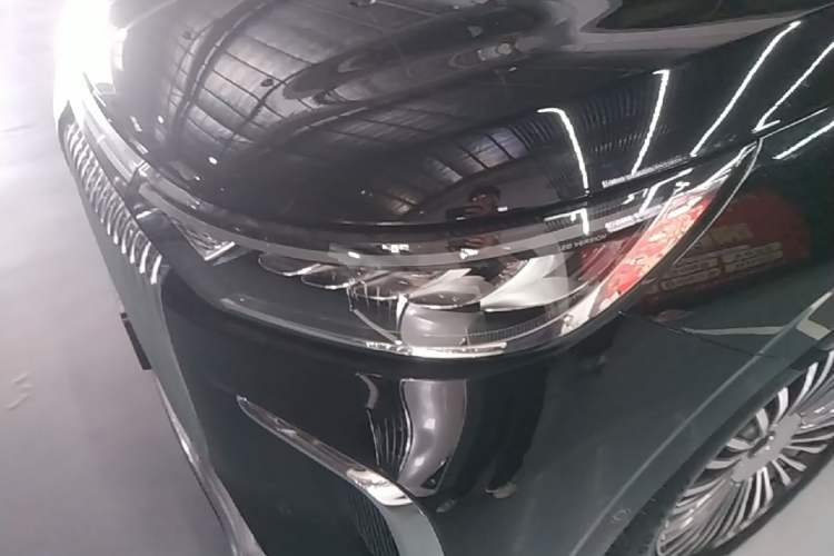 Used VOYAH Dream 2025 PHEV Four-Wheel-Drive Flagship Version – Qiankun Edition Left Front Headlight