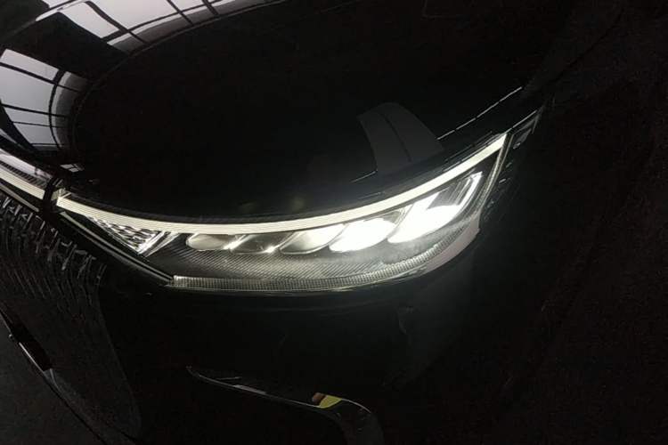 Used VOYAH Dream 2025 PHEV Four-Wheel Drive Prestige Qiankun Edition Left Front Headlight
