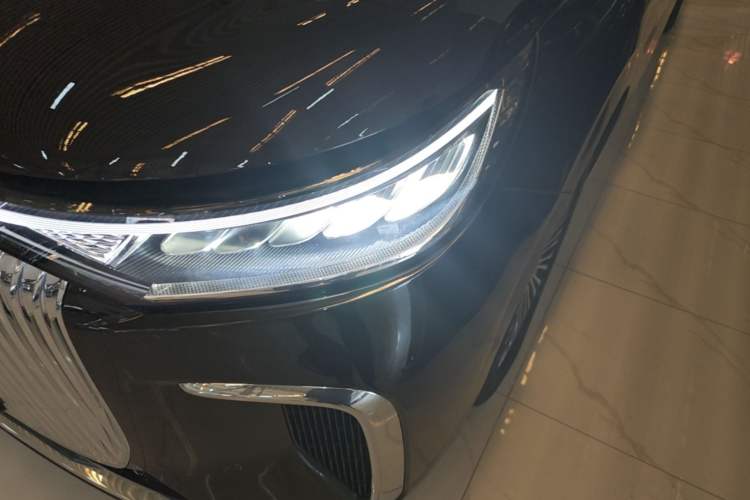 Used VOYAH Dream 2025 PHEV Four-Wheel Drive Prestige Kunpeng Edition Left Front Headlight