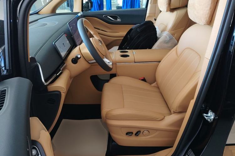 Used VOYAH Dream 2025 PHEV Four-Wheel Drive Excellence Kunpeng Edition Left Front Seat