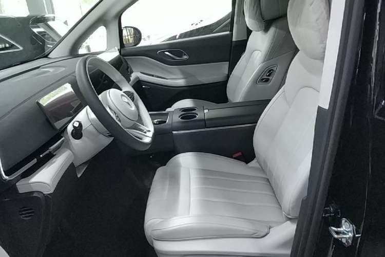 Used VOYAH Dream 2025 PHEV Four-Wheel Drive Excellence Kunpeng Edition Left Front Seat