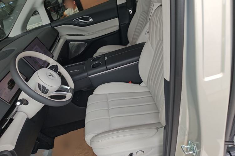 Used VOYAH Dream 2025 EV Four-Wheel-Drive Flagship Qiankun Version Left Front Seat