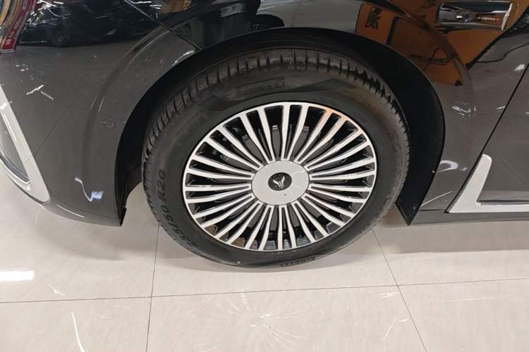 Used VOYAH Dream 2025 PHEV Four-Wheel Drive Prestige Qiankun Edition Left Front Wheel Hub