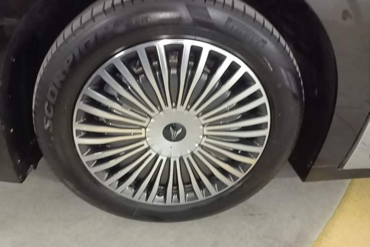 Used VOYAH Dream 2025 PHEV Four-Wheel-Drive Flagship Kunpeng Edition Left Front Wheel Hub