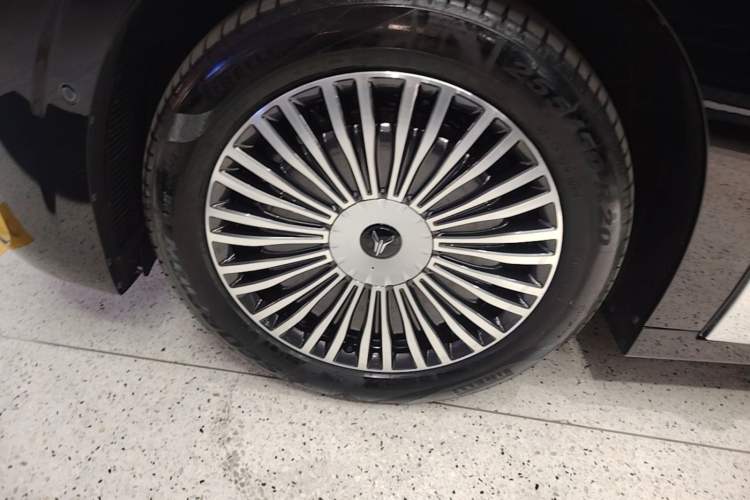 Used VOYAH Dream 2025 PHEV Four-Wheel Drive Prestige Qiankun Edition Left Front Wheel Hub