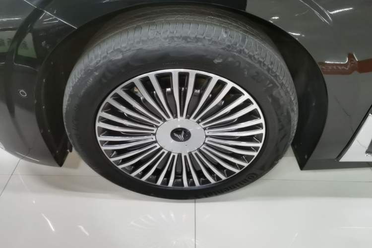 Used VOYAH Dream 2025 PHEV Four-Wheel Drive Prestige Kunpeng Edition Left Front Wheel Hub