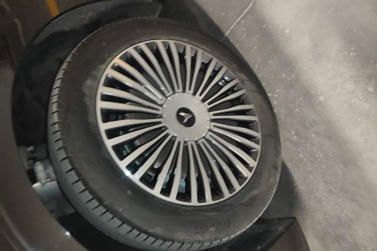 Used VOYAH Dream 2025 PHEV Four-Wheel-Drive Flagship Kunpeng Edition Left Front Wheel Hub