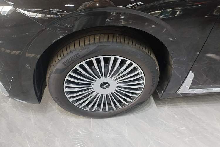 Used VOYAH Dream 2025 PHEV Four-Wheel-Drive Flagship Kunpeng Edition Left Front Wheel Hub