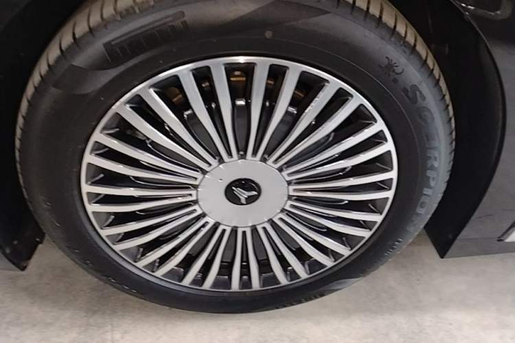 Used VOYAH Dream 2025 PHEV Four-Wheel-Drive Flagship Kunpeng Edition Left Front Wheel Hub