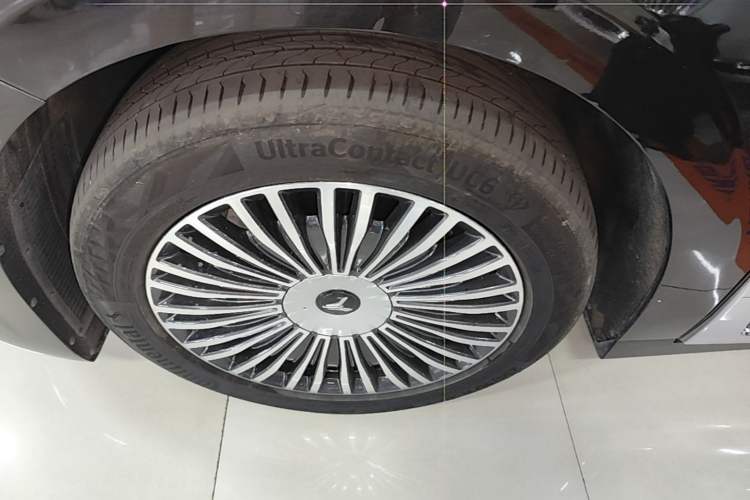 Used VOYAH Dream 2025 PHEV Four-Wheel Drive Prestige Kunpeng Edition Left Front Wheel Hub