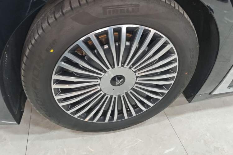 Used VOYAH Dream 2025 PHEV Four-Wheel-Drive Flagship Version – Qiankun Edition Left Front Wheel Hub