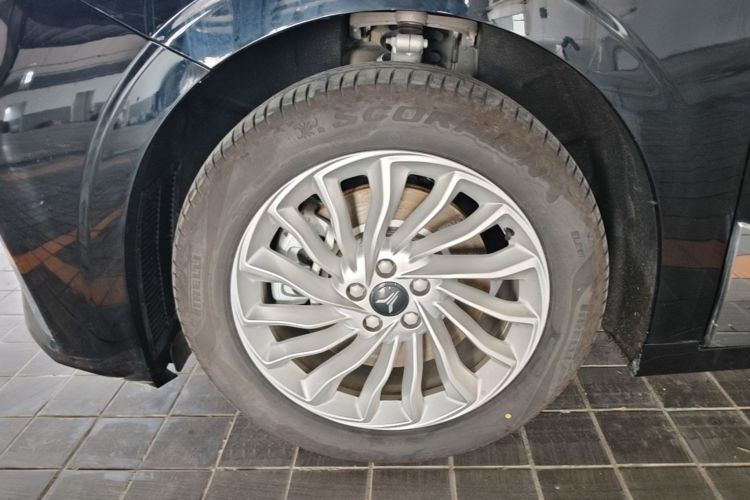 Used VOYAH Dream 2025 PHEV Four-Wheel Drive Excellence Kunpeng Edition Left Front Wheel Hub
