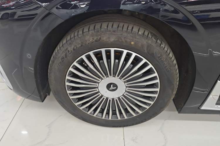 Used VOYAH Dream 2025 PHEV Four-Wheel Drive Prestige Kunpeng Edition Left Front Wheel Hub