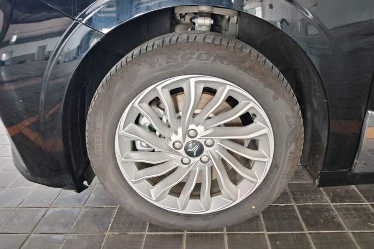 Used VOYAH Dream 2025 PHEV Four-Wheel Drive Excellence Kunpeng Edition Left Front Wheel Hub