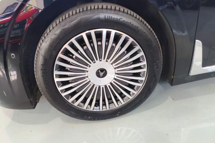 Used VOYAH Dream 2025 PHEV Four-Wheel Drive Prestige Kunpeng Edition Left Front Wheel Hub