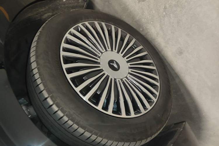 Used VOYAH Dream 2025 PHEV Four-Wheel Drive Excellence Qiankun Edition Left Front Wheel Hub