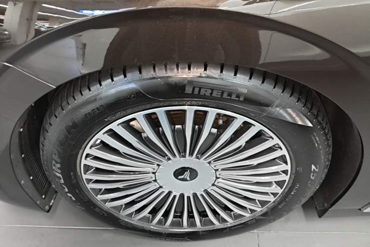 Used VOYAH Dream 2025 PHEV Four-Wheel-Drive Flagship Kunpeng Edition Left Front Wheel Hub