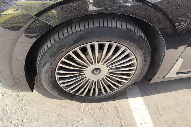 Used VOYAH Dream 2025 PHEV Four-Wheel Drive Prestige Kunpeng Edition Left Front Wheel Hub