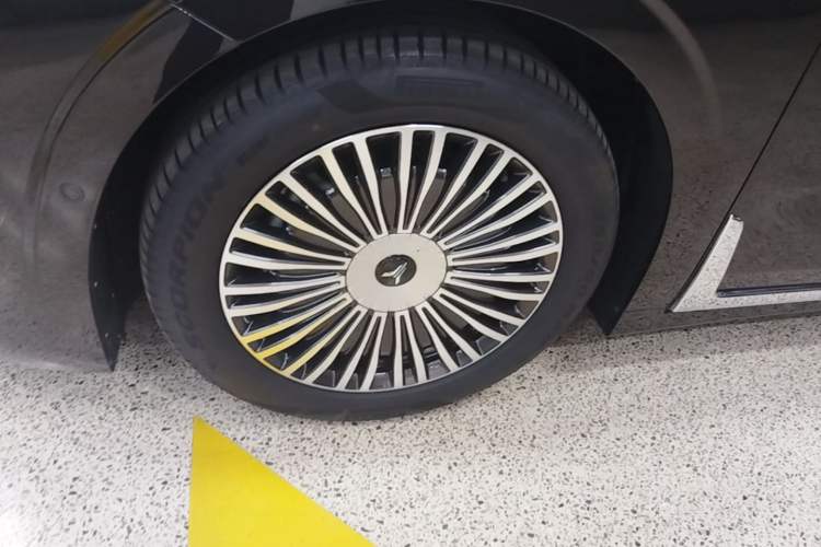 Used VOYAH Dream 2025 PHEV Four-Wheel-Drive Flagship Kunpeng Edition Left Front Wheel Hub
