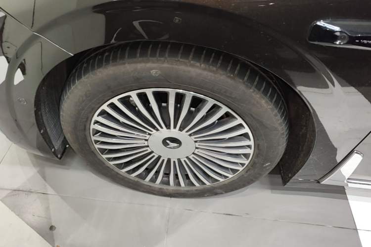 Used VOYAH Dream 2025 PHEV Four-Wheel-Drive Flagship Version – Qiankun Edition Left Front Wheel Hub