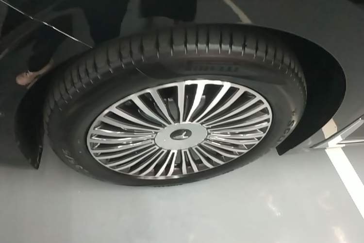 Used VOYAH Dream 2025 PHEV Four-Wheel-Drive Flagship Version – Qiankun Edition Left Front Wheel Hub