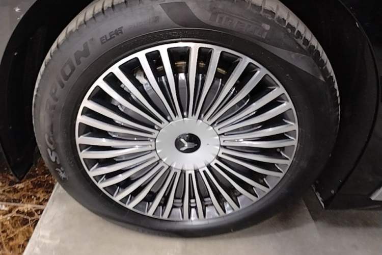 Used VOYAH Dream 2025 PHEV Four-Wheel-Drive Flagship Kunpeng Edition Left Front Wheel Hub