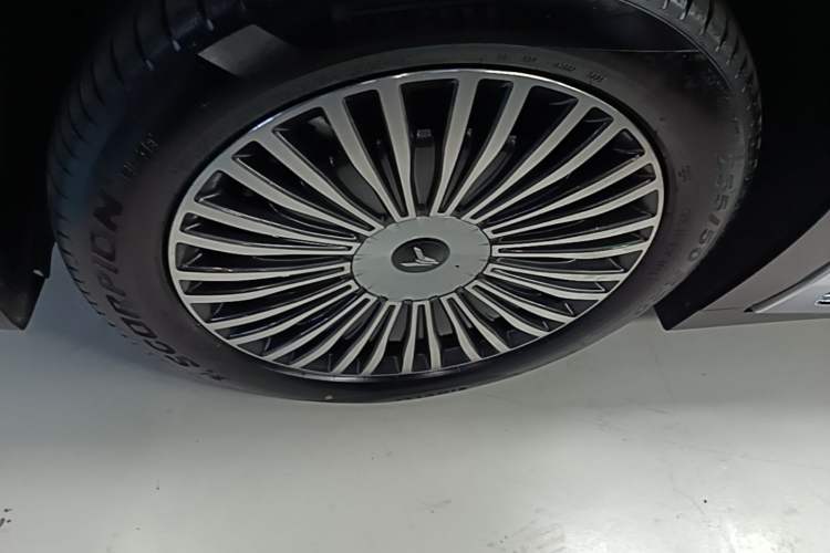 Used VOYAH Dream 2025 PHEV Four-Wheel-Drive Flagship Version – Qiankun Edition Left Front Wheel Hub