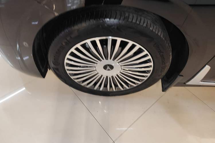 Used VOYAH Dream 2025 PHEV Four-Wheel Drive Excellence Kunpeng Edition Left Front Wheel Hub