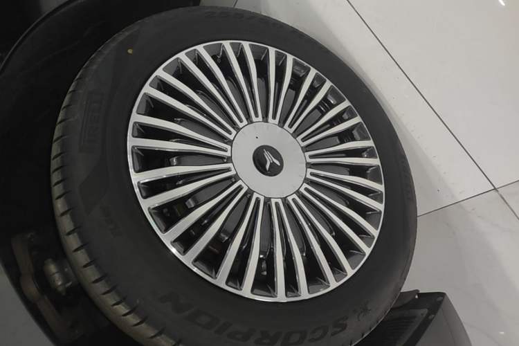 Used VOYAH Dream 2025 PHEV Four-Wheel Drive Excellence Qiankun Edition Left Front Wheel Hub