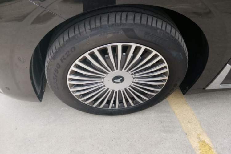 Used VOYAH Dream 2025 PHEV Four-Wheel Drive Prestige Qiankun Edition Left Front Wheel Hub
