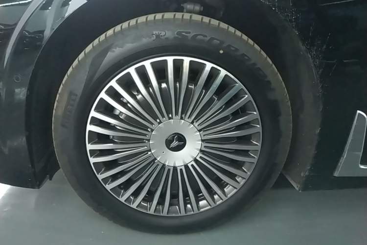 Used VOYAH Dream 2025 PHEV Four-Wheel Drive Prestige Qiankun Edition Left Front Wheel Hub