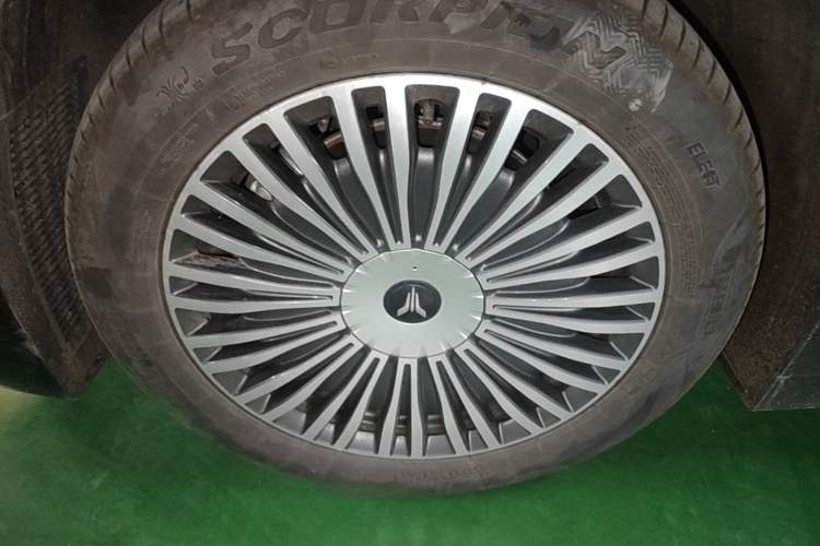 Used VOYAH Dream 2025 PHEV Four-Wheel Drive Prestige Kunpeng Edition Left Front Wheel Hub