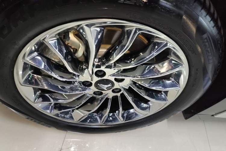 Used VOYAH Dream 2025 EV Four-Wheel-Drive Flagship Qiankun Version Left Front Wheel Hub