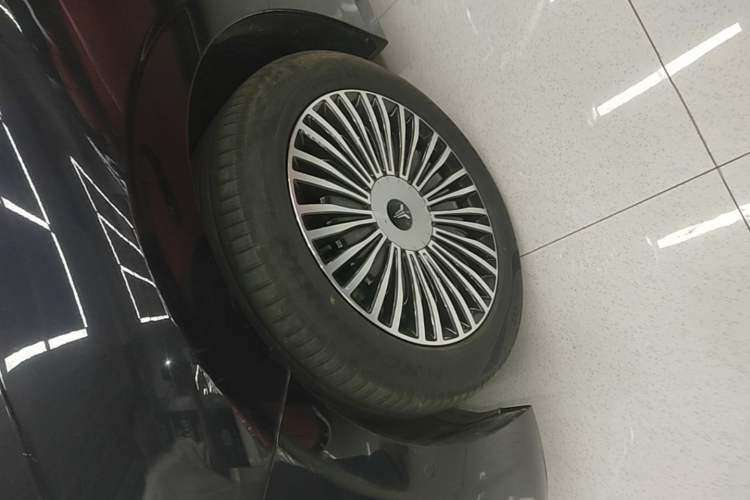 Used VOYAH Dream 2025 PHEV Four-Wheel-Drive Flagship Kunpeng Edition Left Front Wheel Hub