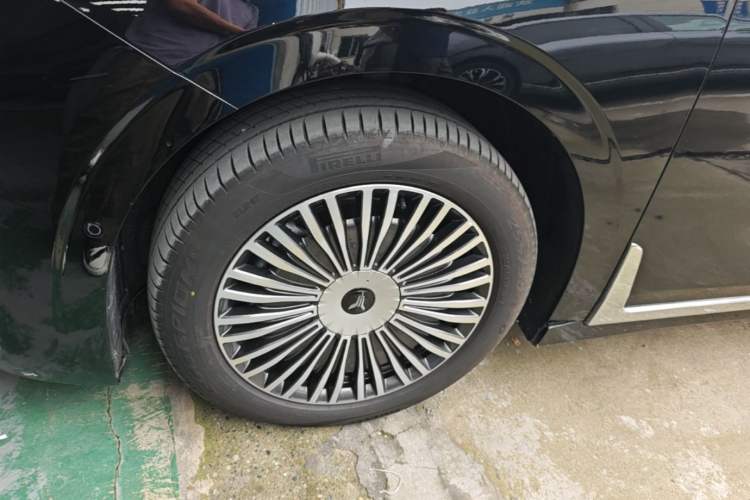 Used VOYAH Dream 2025 PHEV Four-Wheel Drive Prestige Kunpeng Edition Left Front Wheel Hub