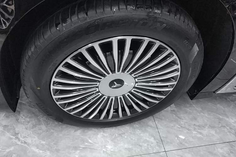Used VOYAH Dream 2025 PHEV Four-Wheel Drive Excellence Kunpeng Edition Left Front Wheel Hub